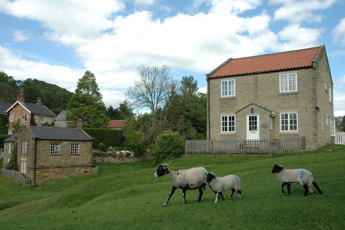 Flat A, The Green, Hutton-le-Hole - N York Moors.