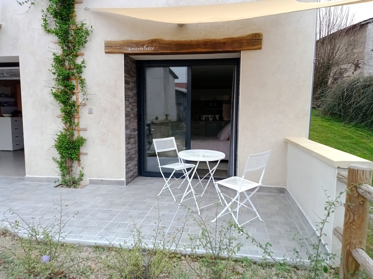 Studio 25 m2 tout équipé dans hameau calme