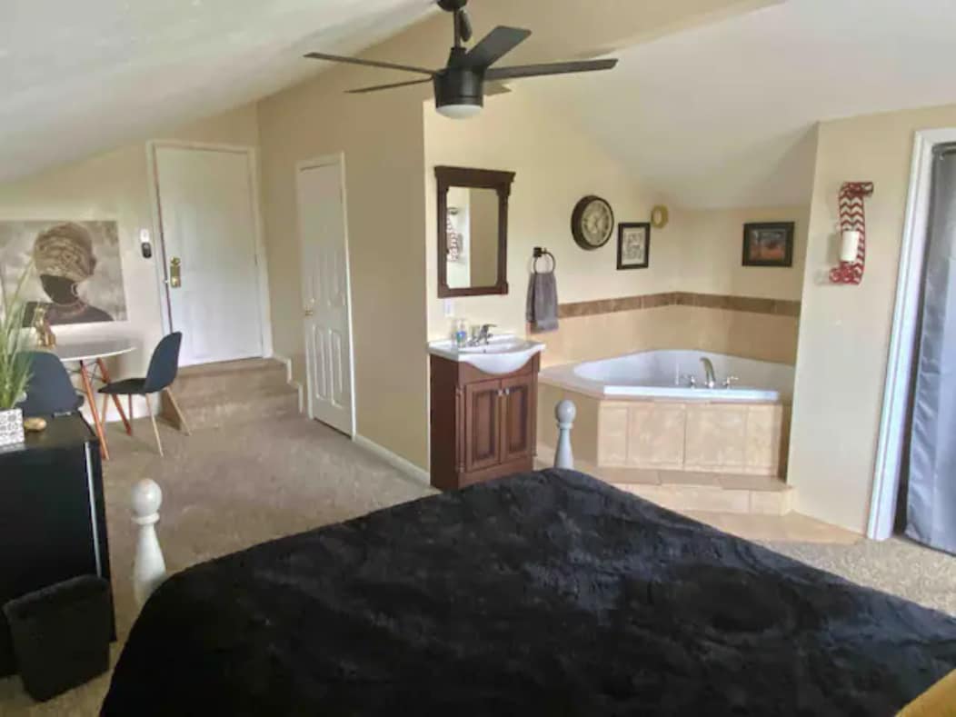 Private suite w/ Jacuzzi tub & Queen and twin bed