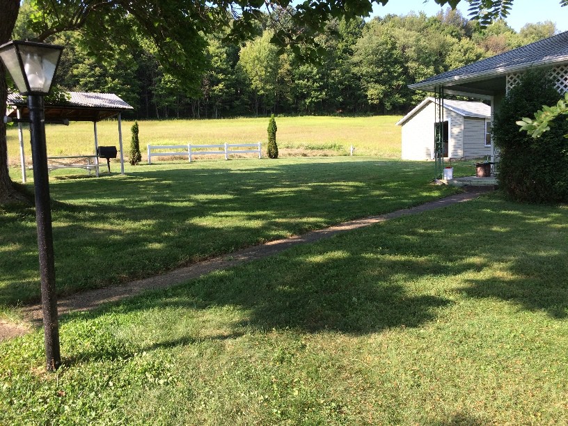 Quaint & Quiet 90 Acre Farmhouse