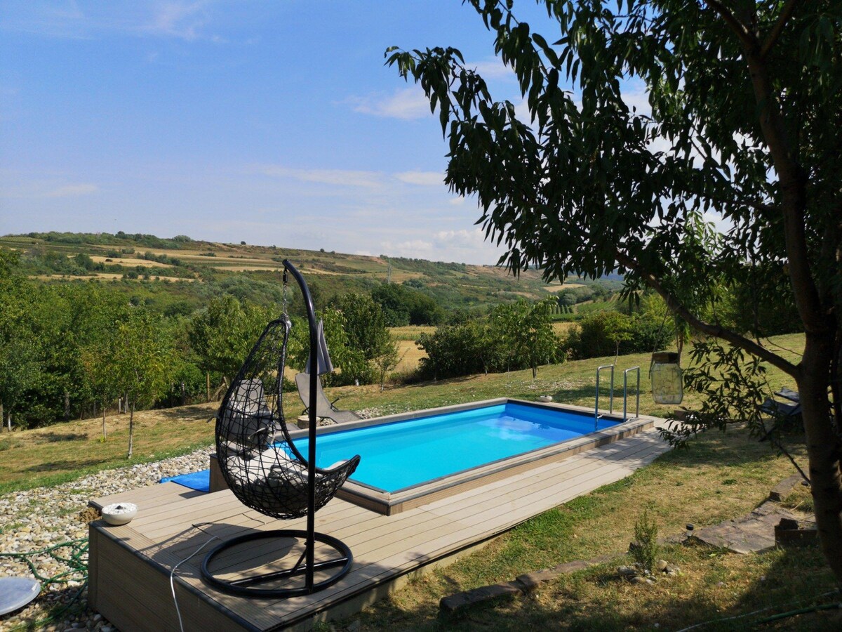 1 bedroom cottage with bbq, pool and terrace.