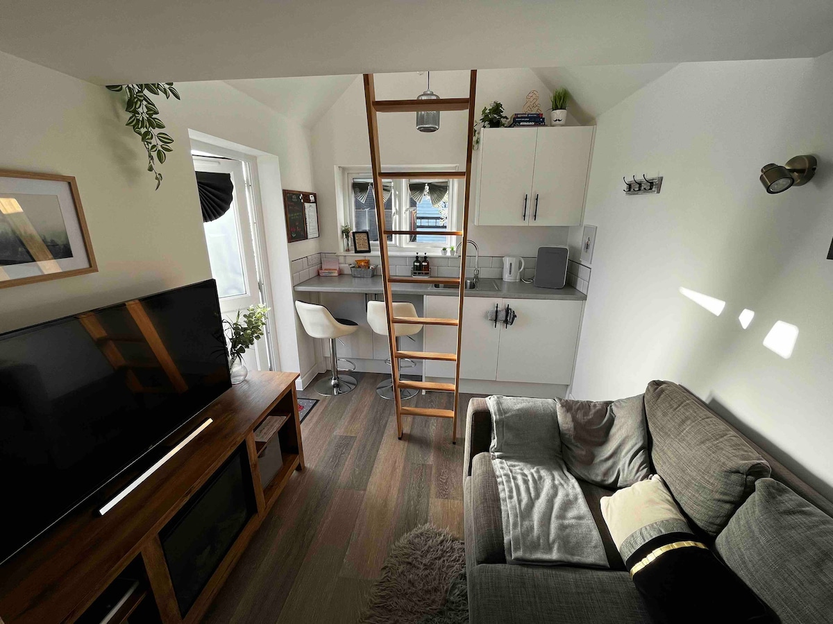 Hove's Tiny Home (with free parking & patio)