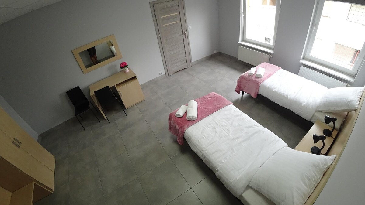 可容纳2人的公寓，可提供额外的床铺- Kozienice （ nr1 ）