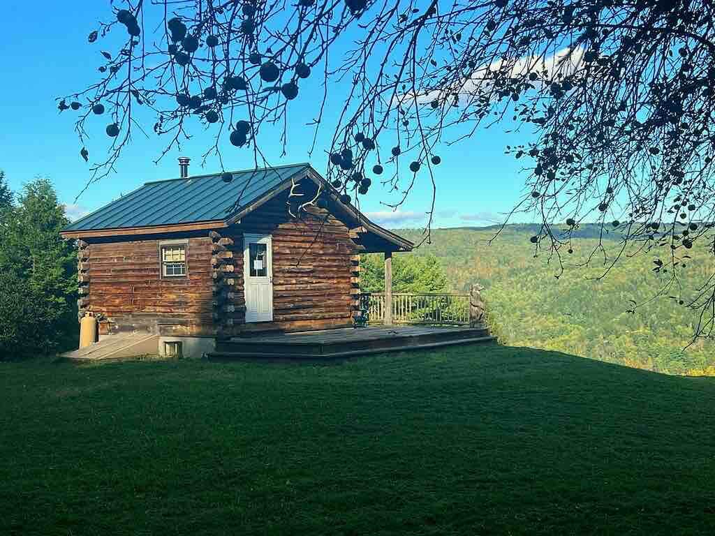 Björn Bungalow: Log Cabin with Captivating View!