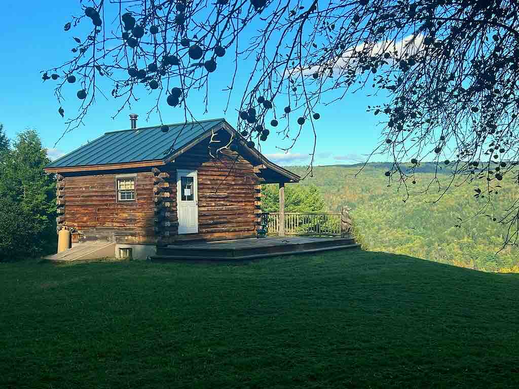 Björn Bungalow: Log Cabin with Captivating View!