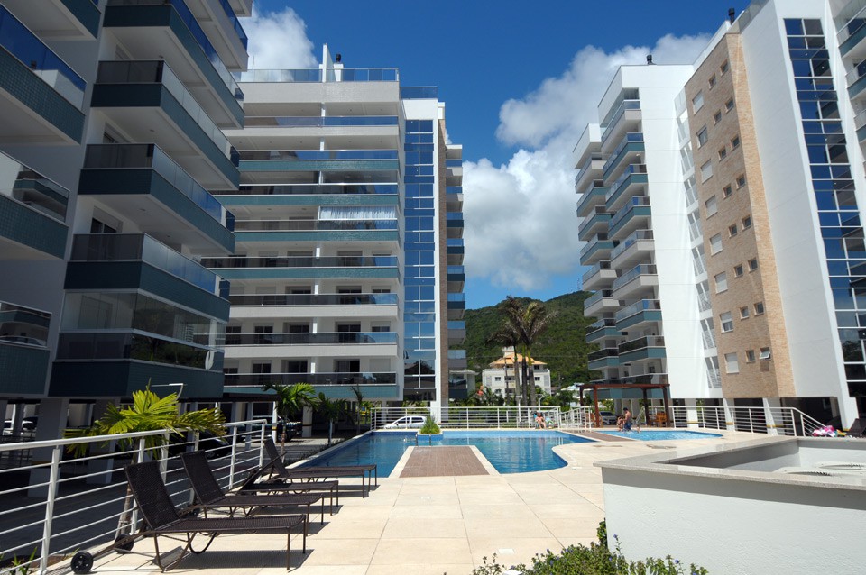 美丽的顶层公寓，可欣赏海景和泳池景观