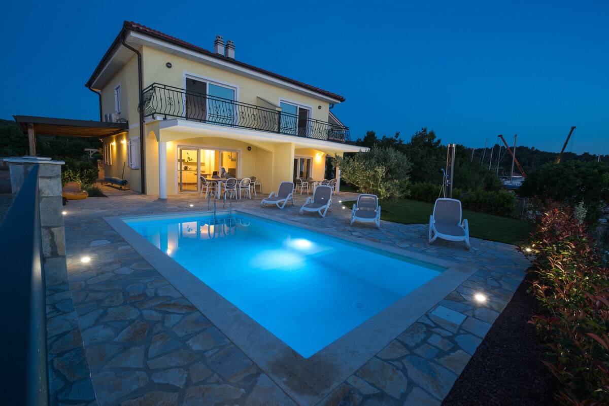 Seafront Villa with a seaview and a swimming pool