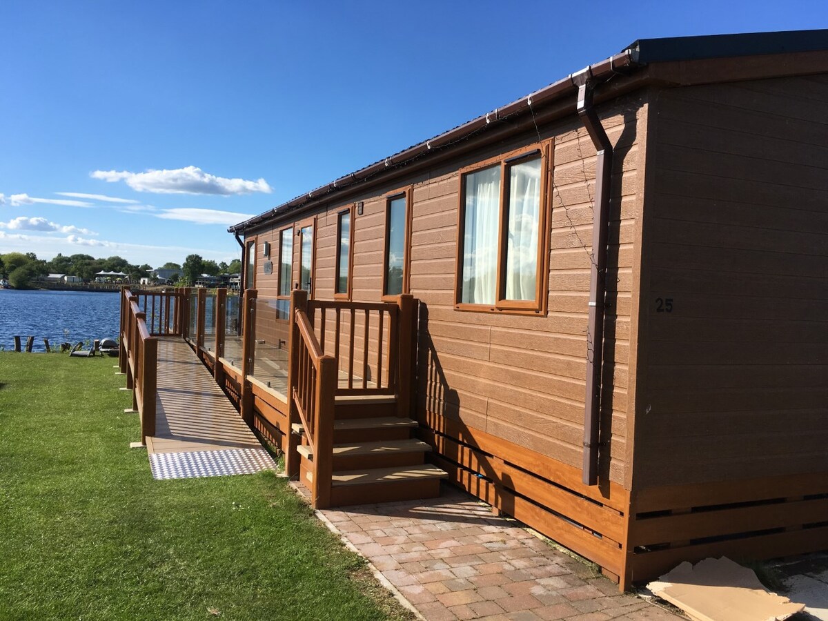 Lakeside Indulgent lodge 8 berth, Hottub & ramp