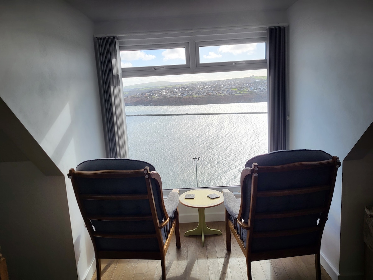 可俯瞰Fishguard湾的豪华单间公寓。
