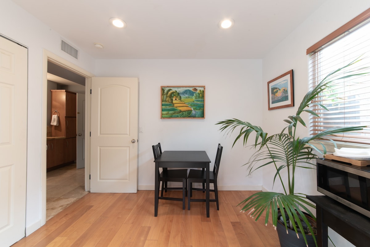 Private quarters , walking distance to the beach.