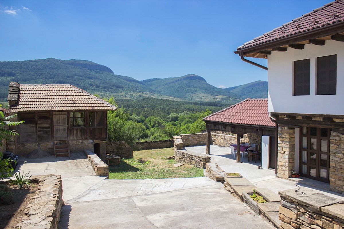 可欣赏到美丽景色的Tradionnal保加利亚房子