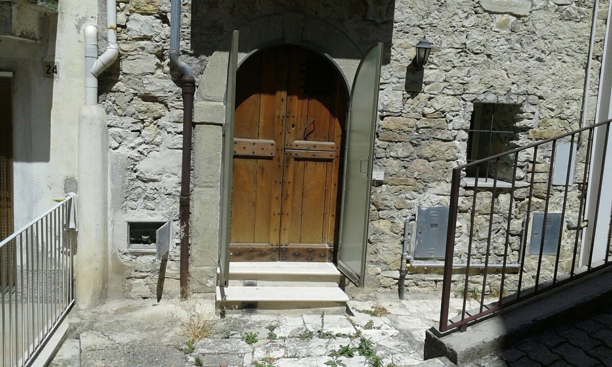 历史悠久的石屋，位于意大利阿布鲁佐。