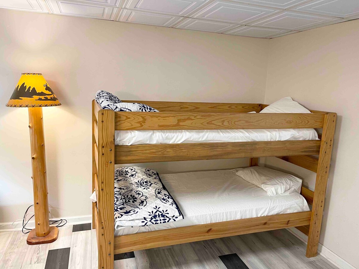 Camp inn lodge, One Queen bed room with bunk bed