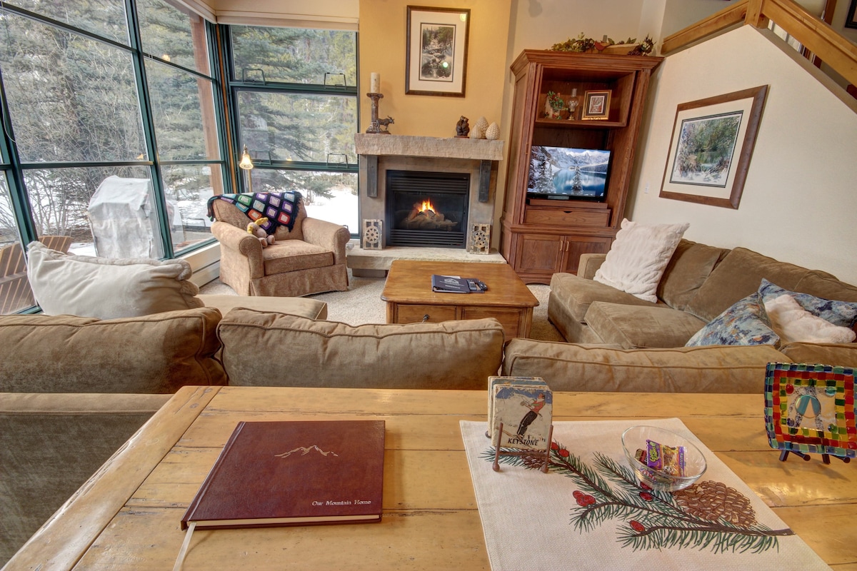 Private Hot Tub! Peaceful Townhome, Windows Galore