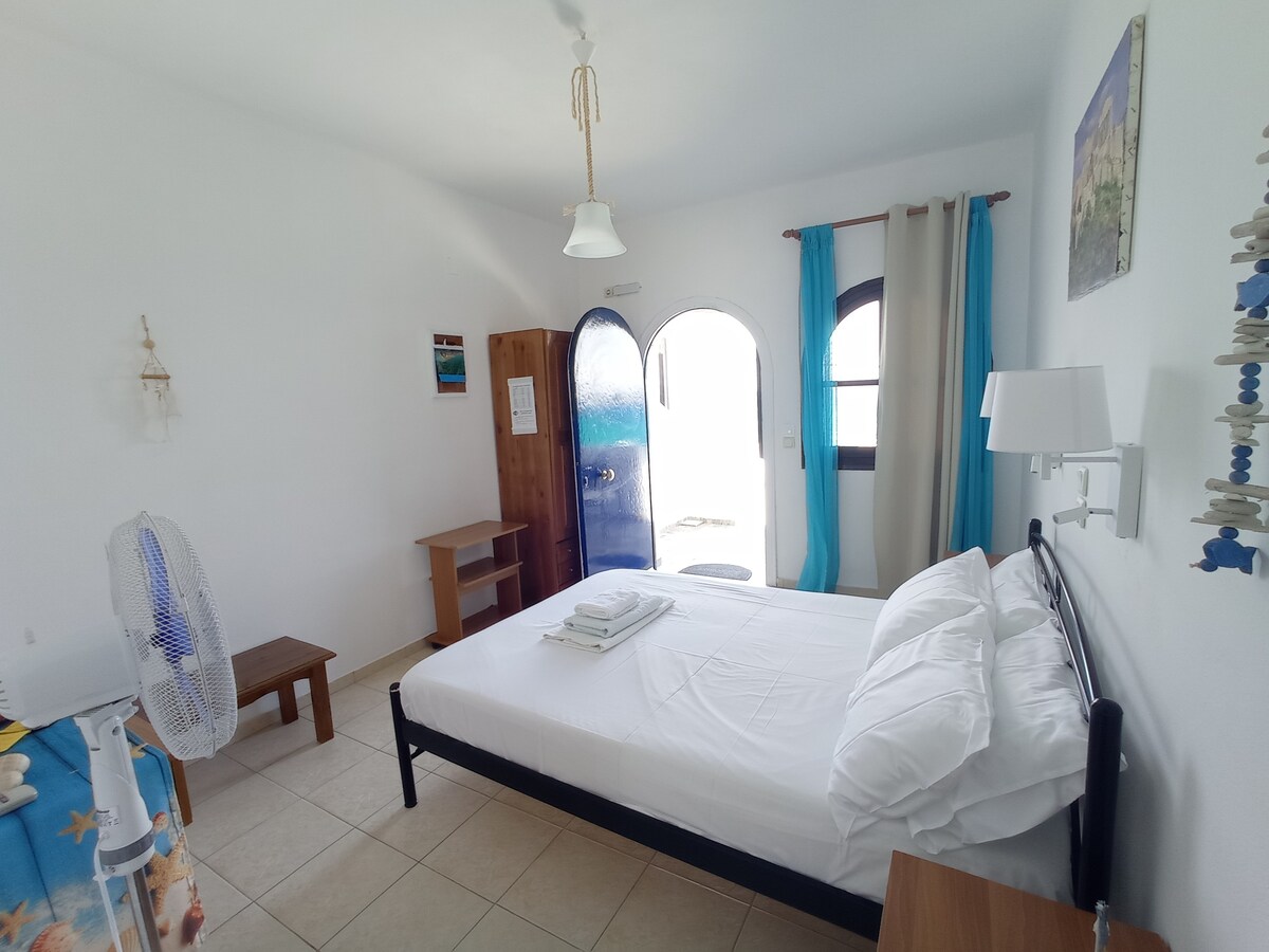 Agistri Cavos全景海景单间公寓，海边， n2