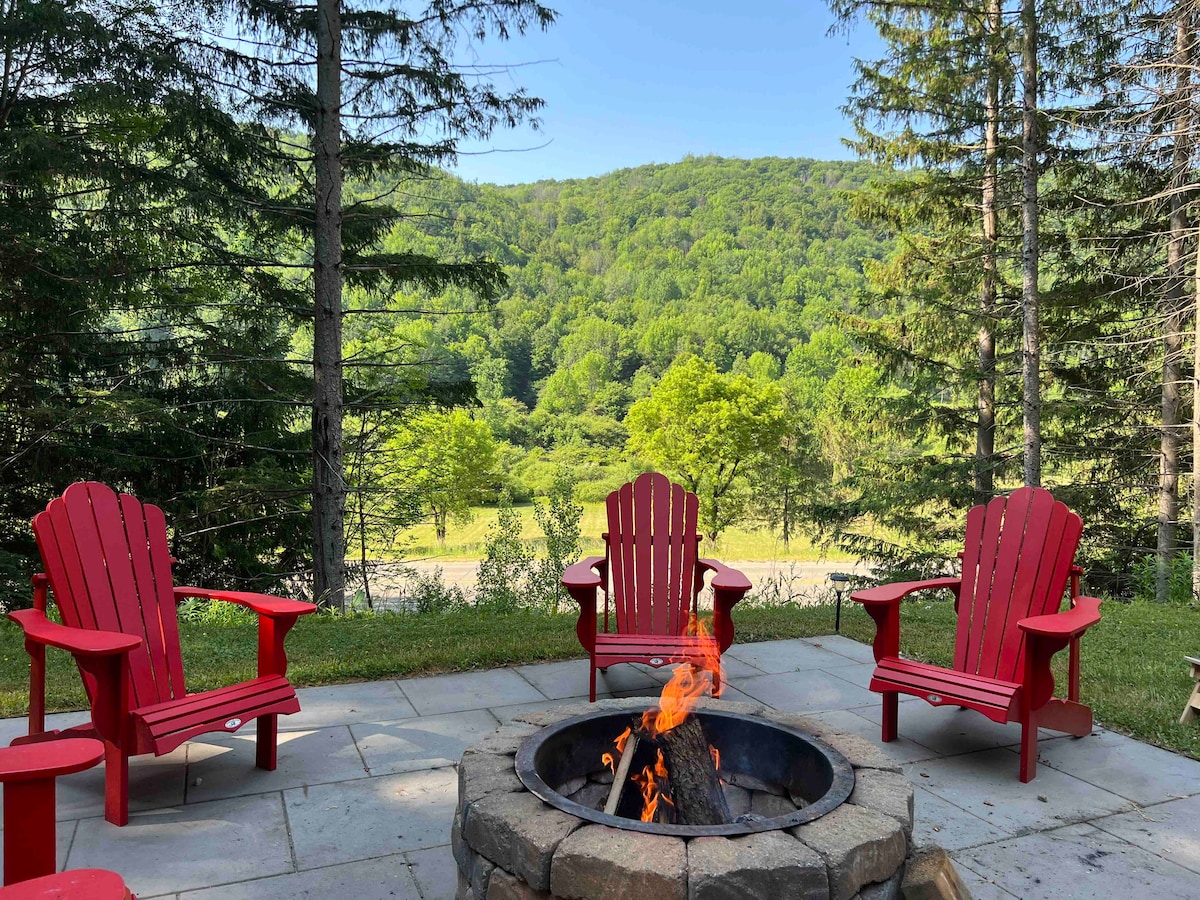 Hot Tub & Fire Pit~The Pines Chalet