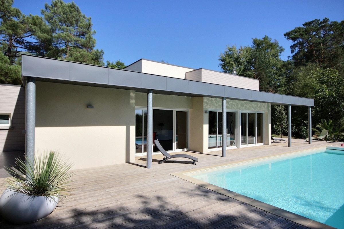 VILLA ULTRA CONTEMPORAINE AVEC PISCINE CHAUFFÉE