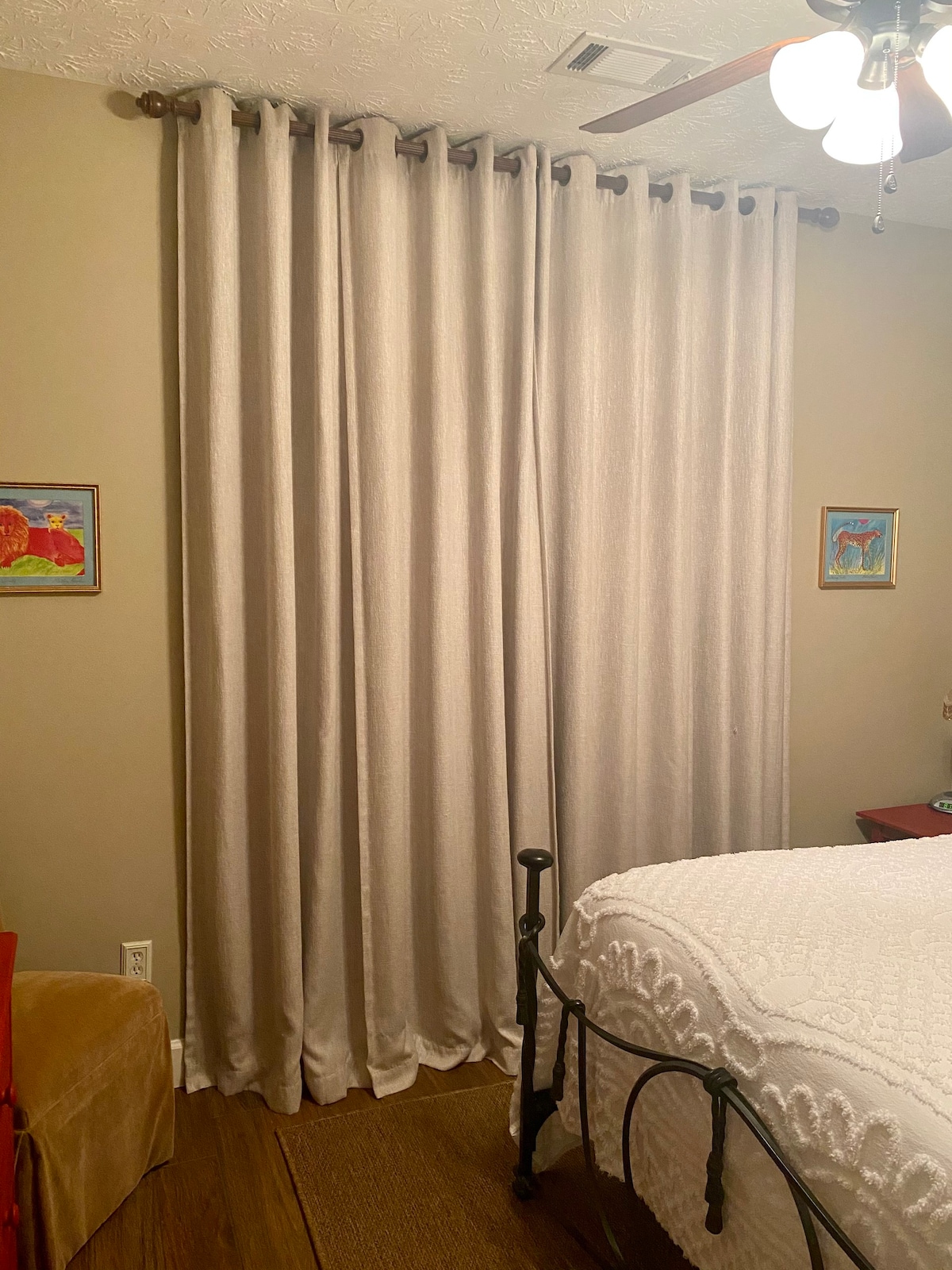 舒适的卧室，带独立卫生间，位于便利的北哥伦布