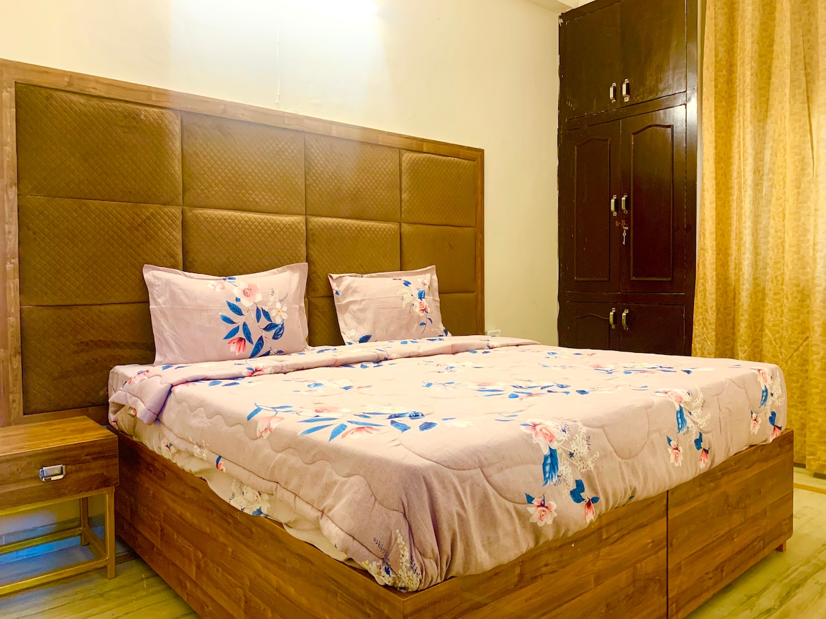 11. Pvt. Theater, Relax 2bhk cozy by Instay