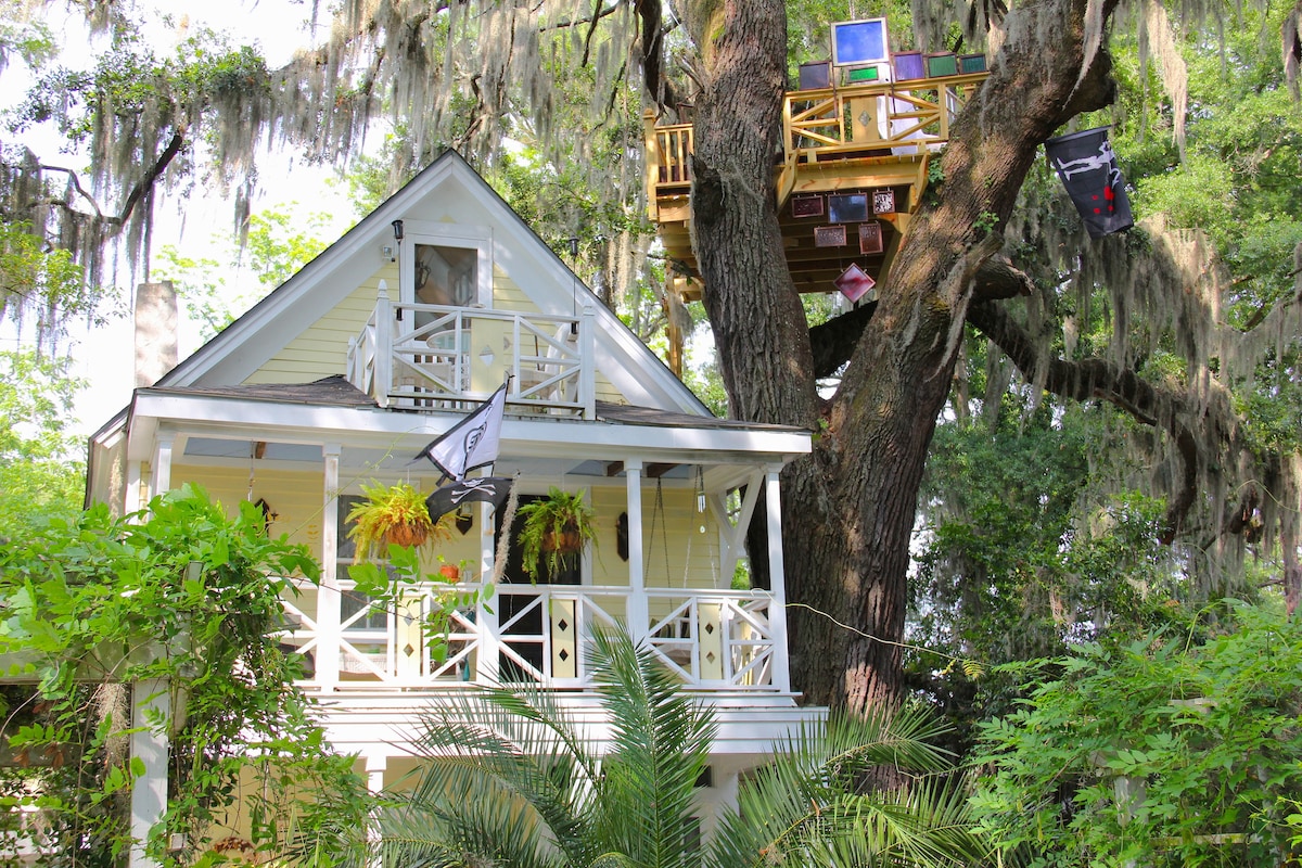 Diamond Oaks Treehouse Skylight Suite