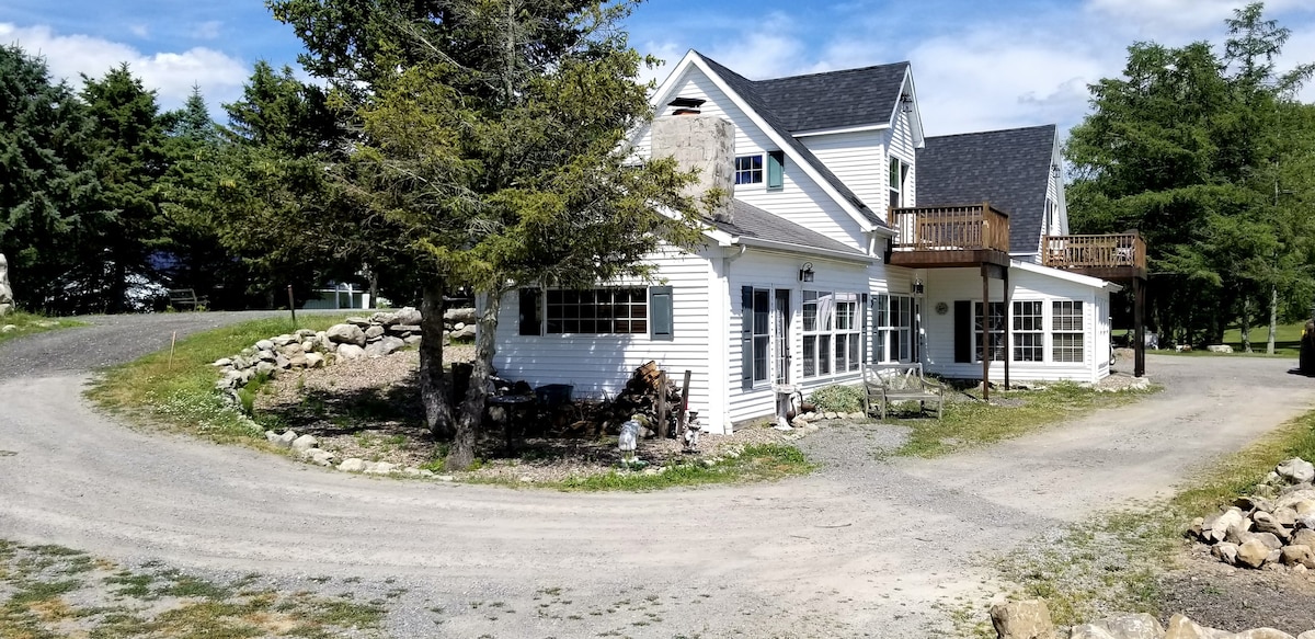 Meadowbrook BnB - The Pinecone Room