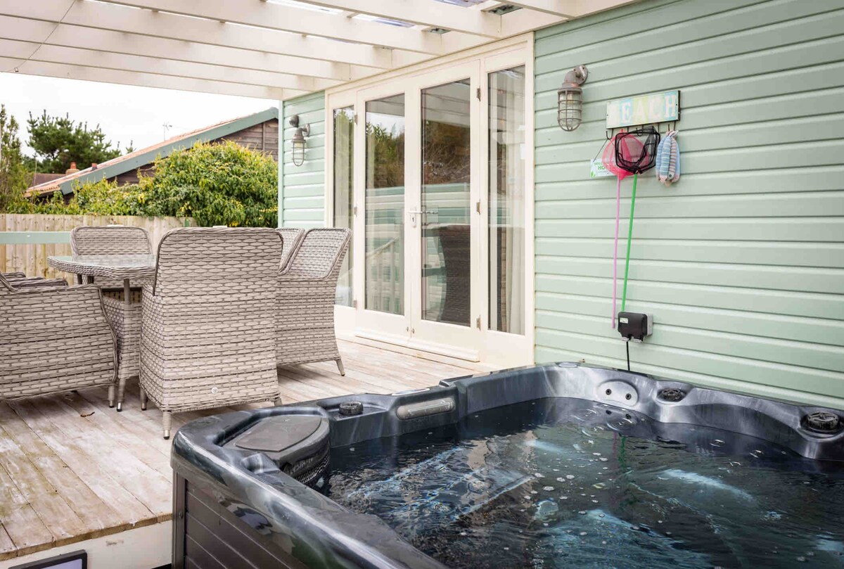 Sleeps 6,hot tub,log burner,beach cottage