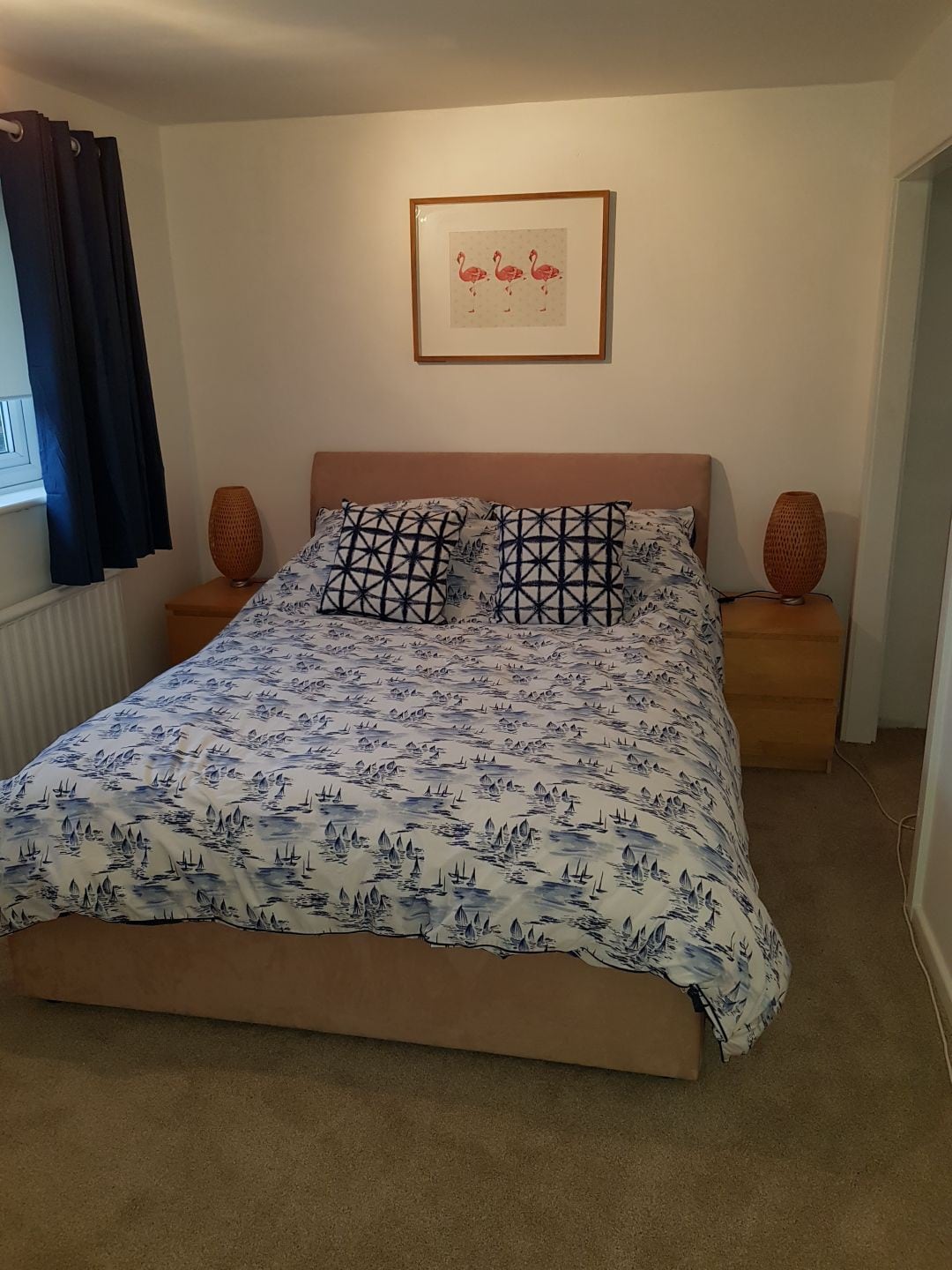 King size bed in lovely sunny room. Free parking.