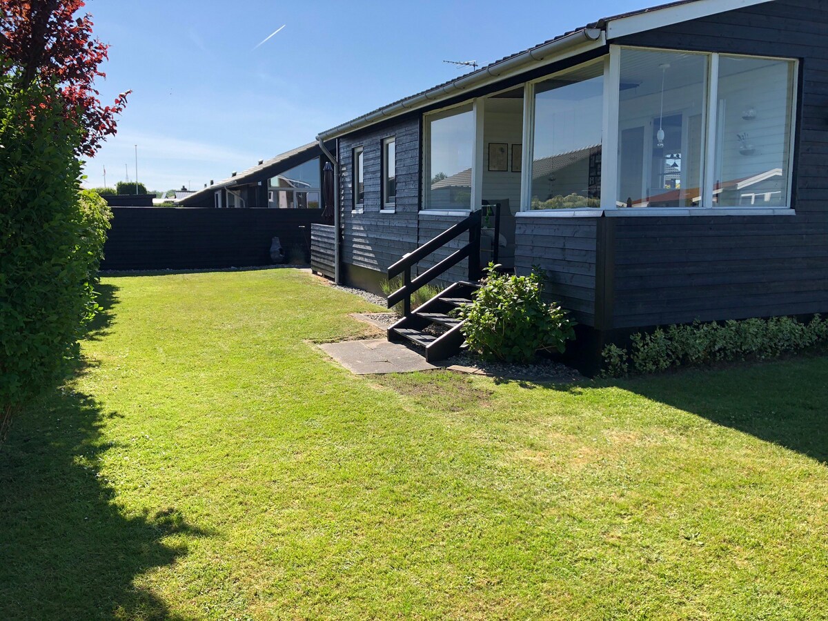 Dejligt lille sommerhus ved stranden