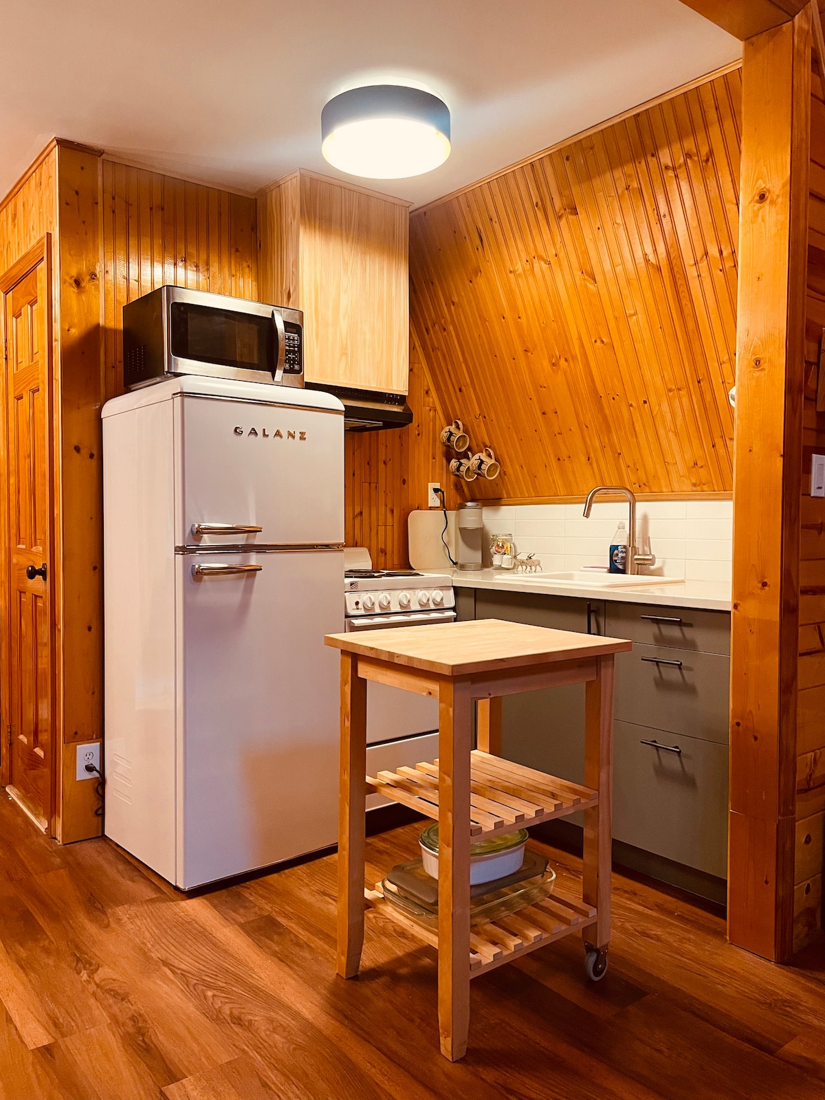 Cozy Pocono A-Frame with Hot Tub