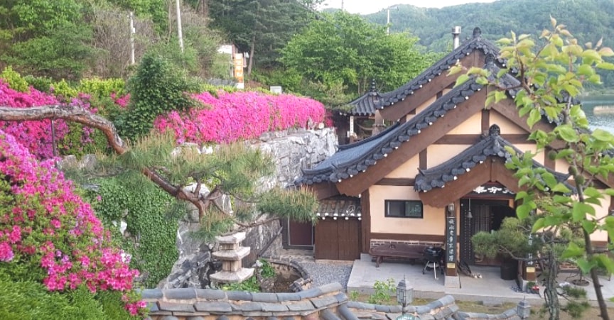 加平郡指定韩屋住宿体验 
Hanok Dokchae ，这是一个花园
关于Bukhangang River （非）