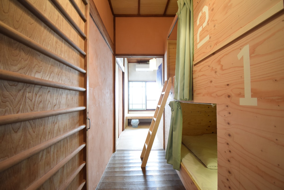 传统日式民宅的木床房