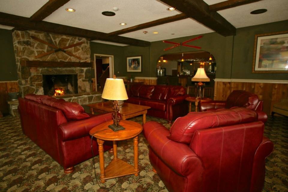 The Upper Pass Lodge的家庭房间