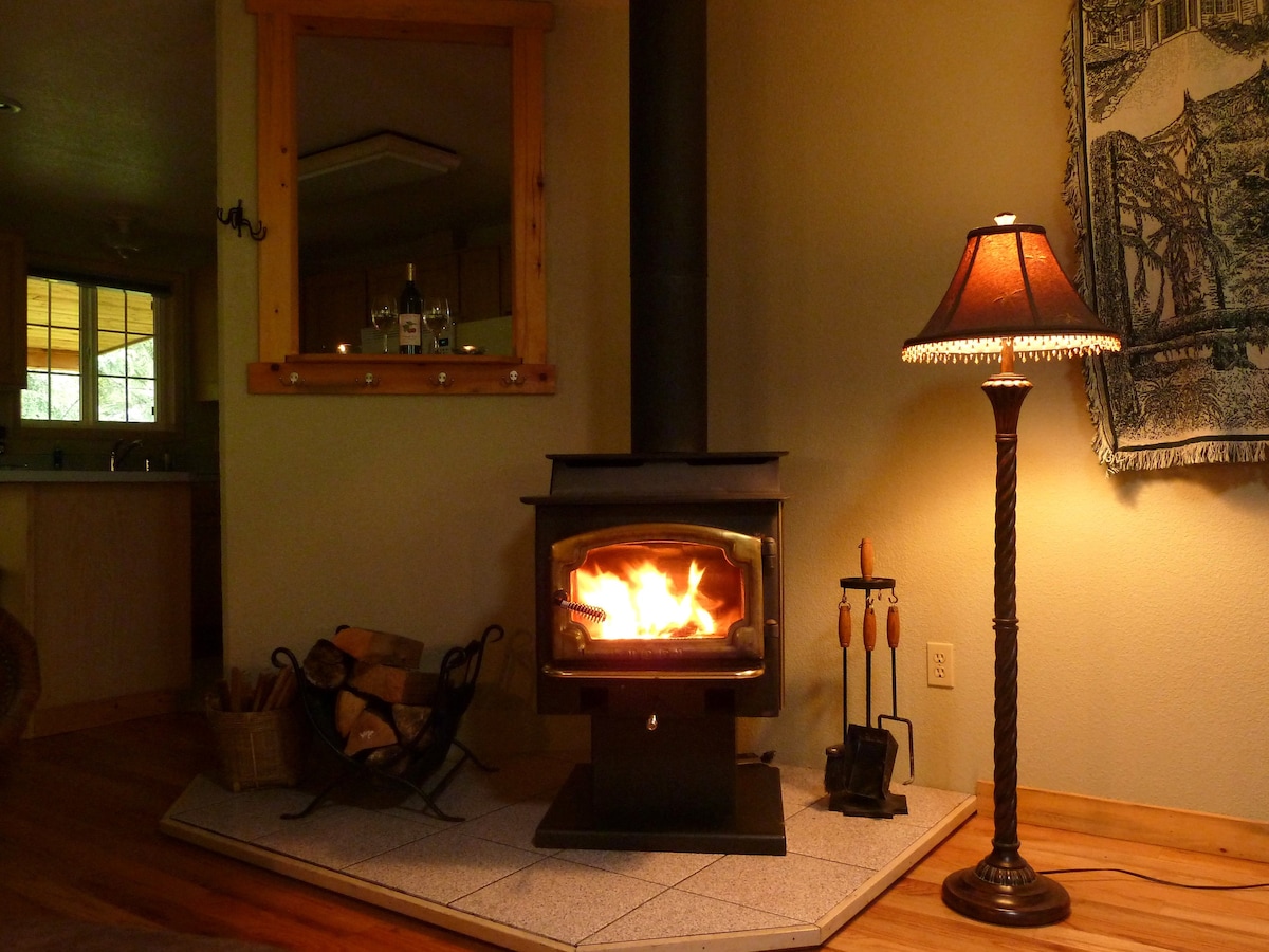 HotTub~FireplaceLodging@Mt Rainier Cedarwood Cabin