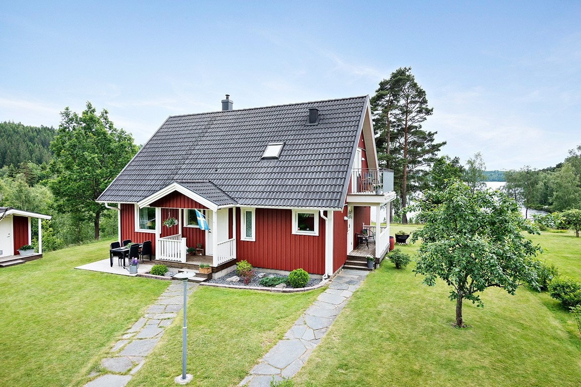 Lovely quiet house by the lake with a view!