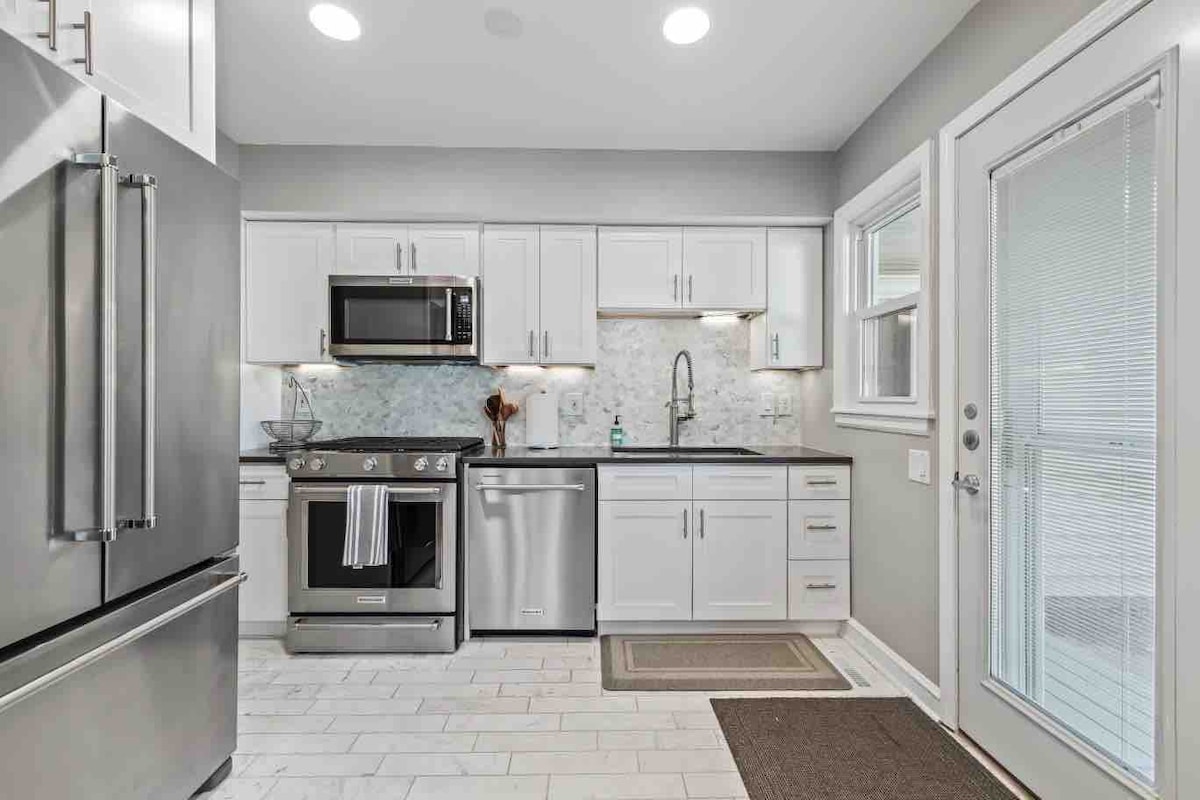 Tosa Village Gem: Luxuriously Renovated 2BR