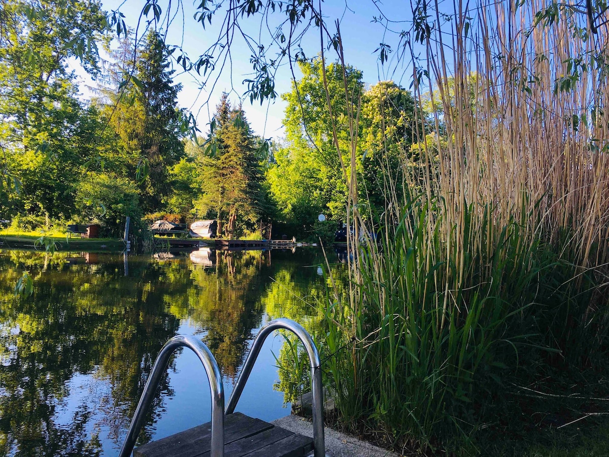 柏林🚣‍♀️附近一栋大型水🏡上房屋🌞