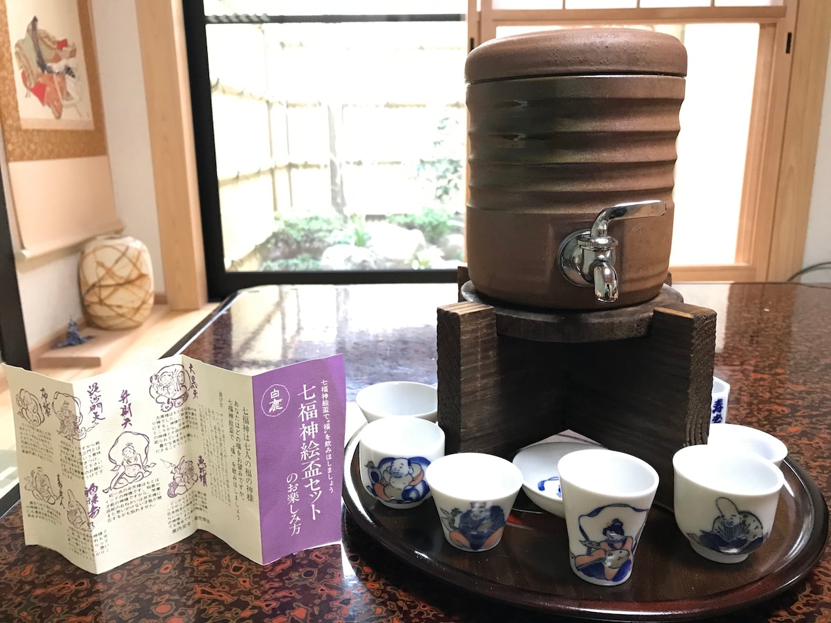 千代乃家是明治時代的京町屋 附近有著名的觀光地和商店街 地鐵巴士站距離僅有2-5分鐘的步行路程。