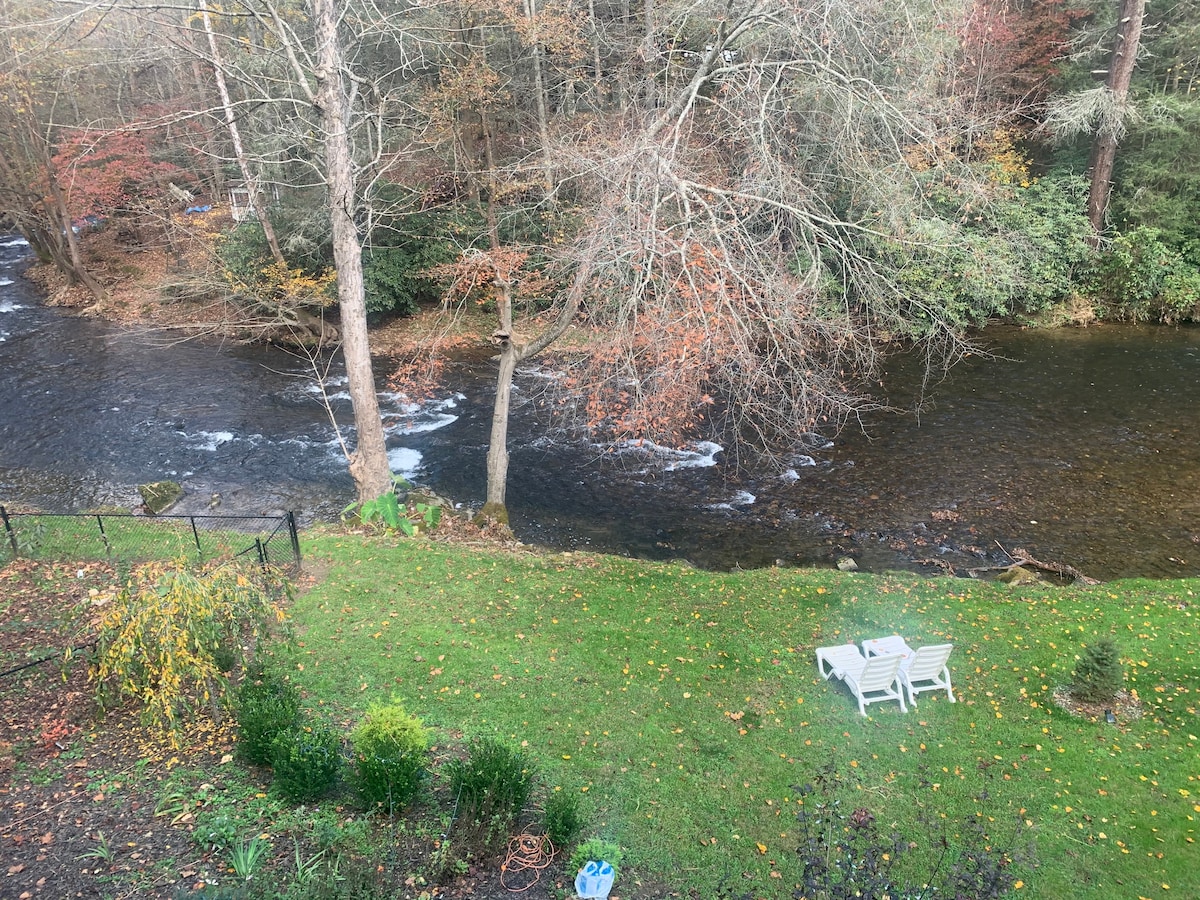 Creek Side Mountain Retreat