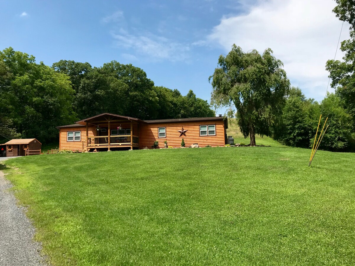 Little Bear Lodge with Babbling Brook ，位于3英亩以上