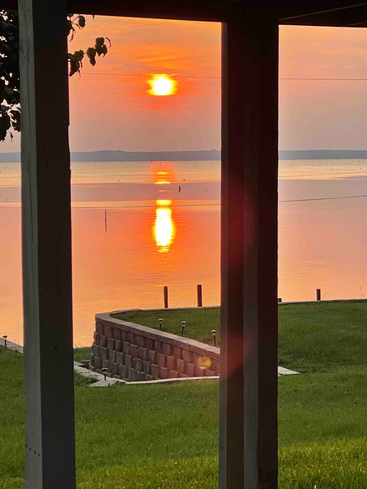 Holy Toledo!
Lakefront cabin with glorious view