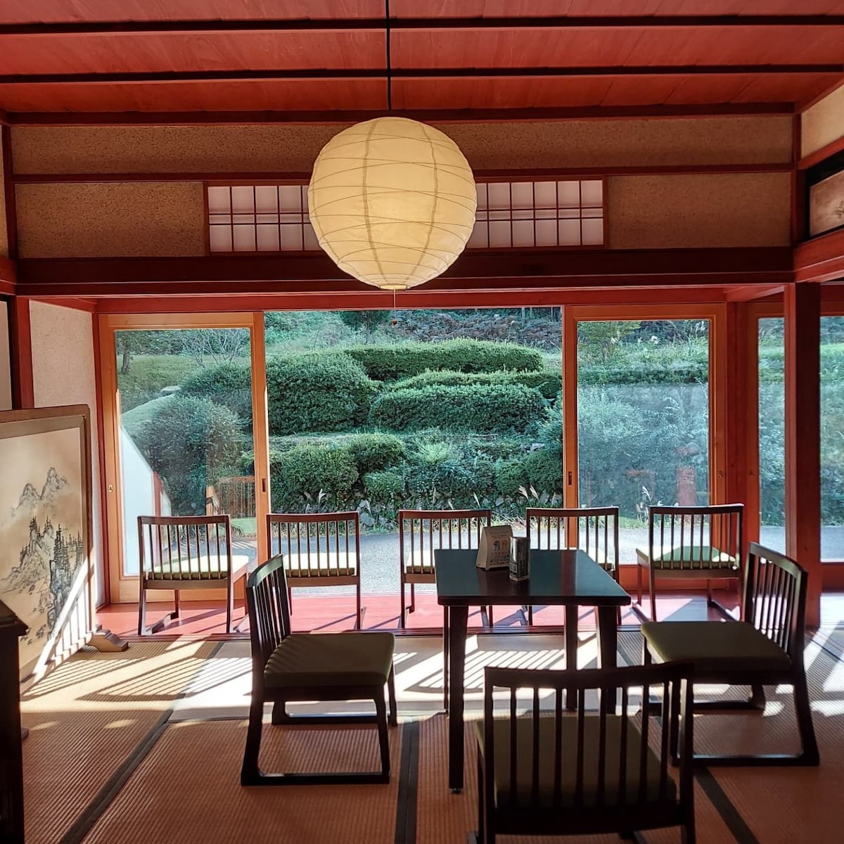 距离歌舞伎之里25分钟车程。这是一个田园诗般的山间住宅，小区里点缀着茅草。季节性