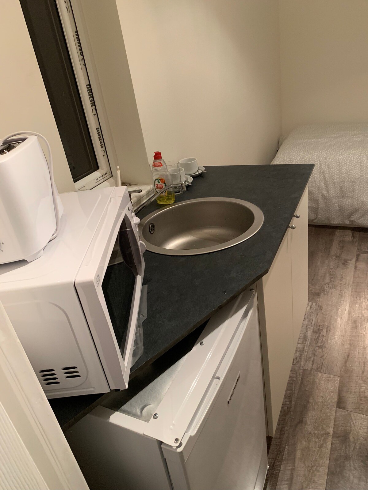 单人单间公寓，配有套房浴室-小厨房