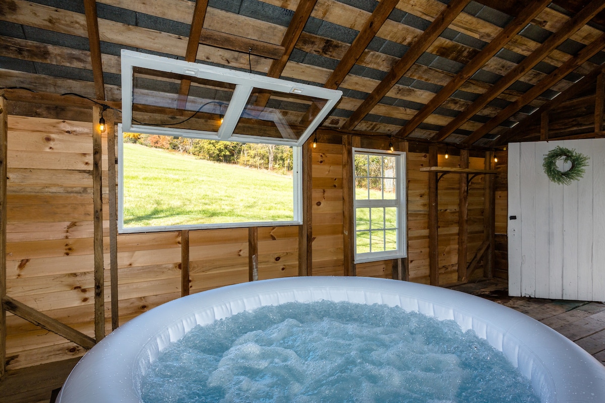 Dices Spring Farm的乡村小屋、热水浴缸和景观