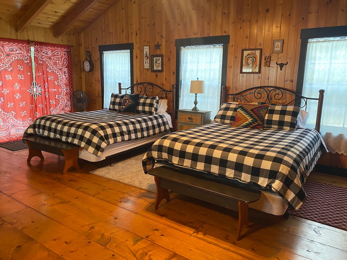 Cowgirl Cabin • 2 Queens • AC • W/D • Kitchenette