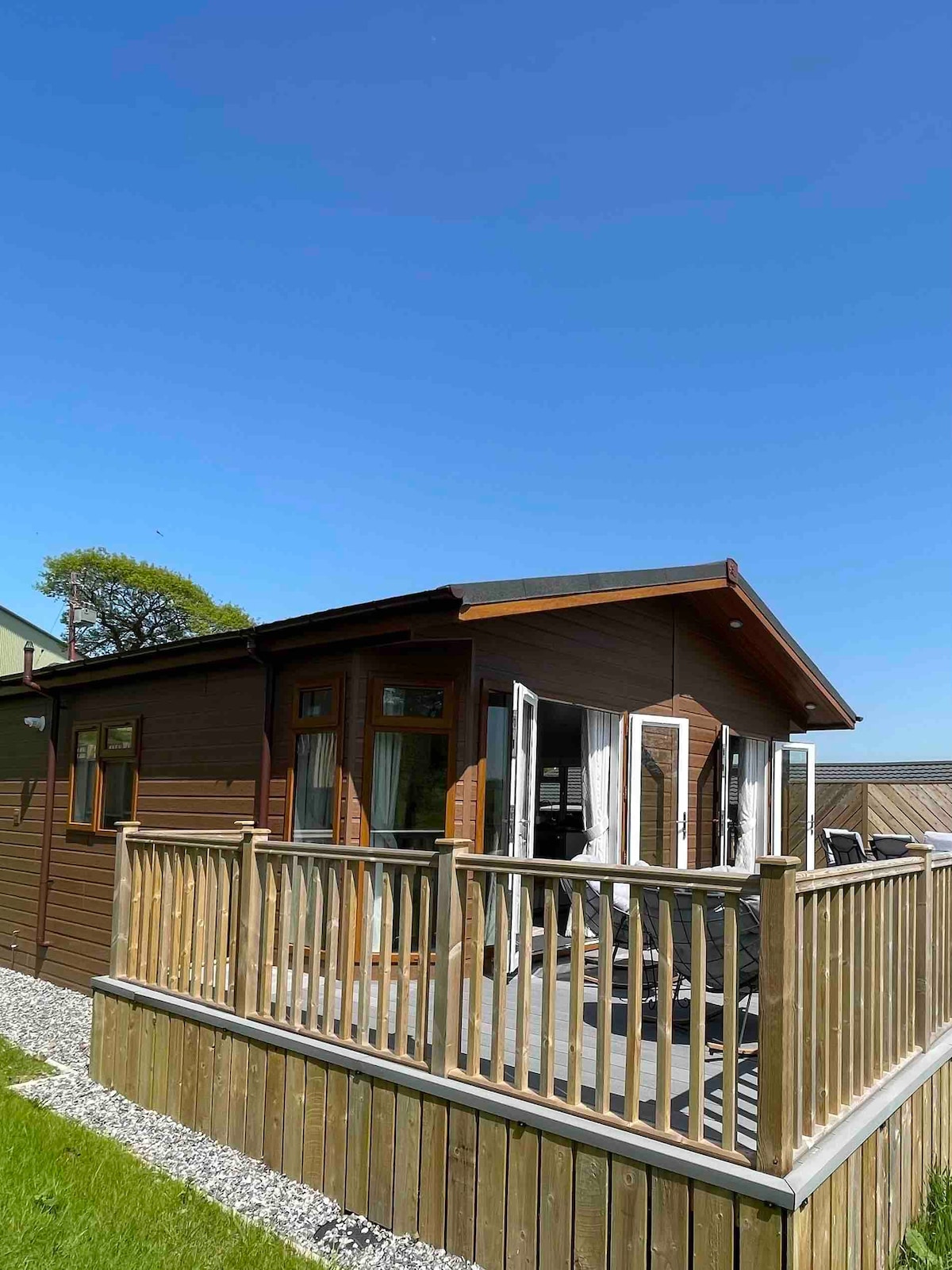 Dog friendly Lodge with Golf & Hydro Spa included.