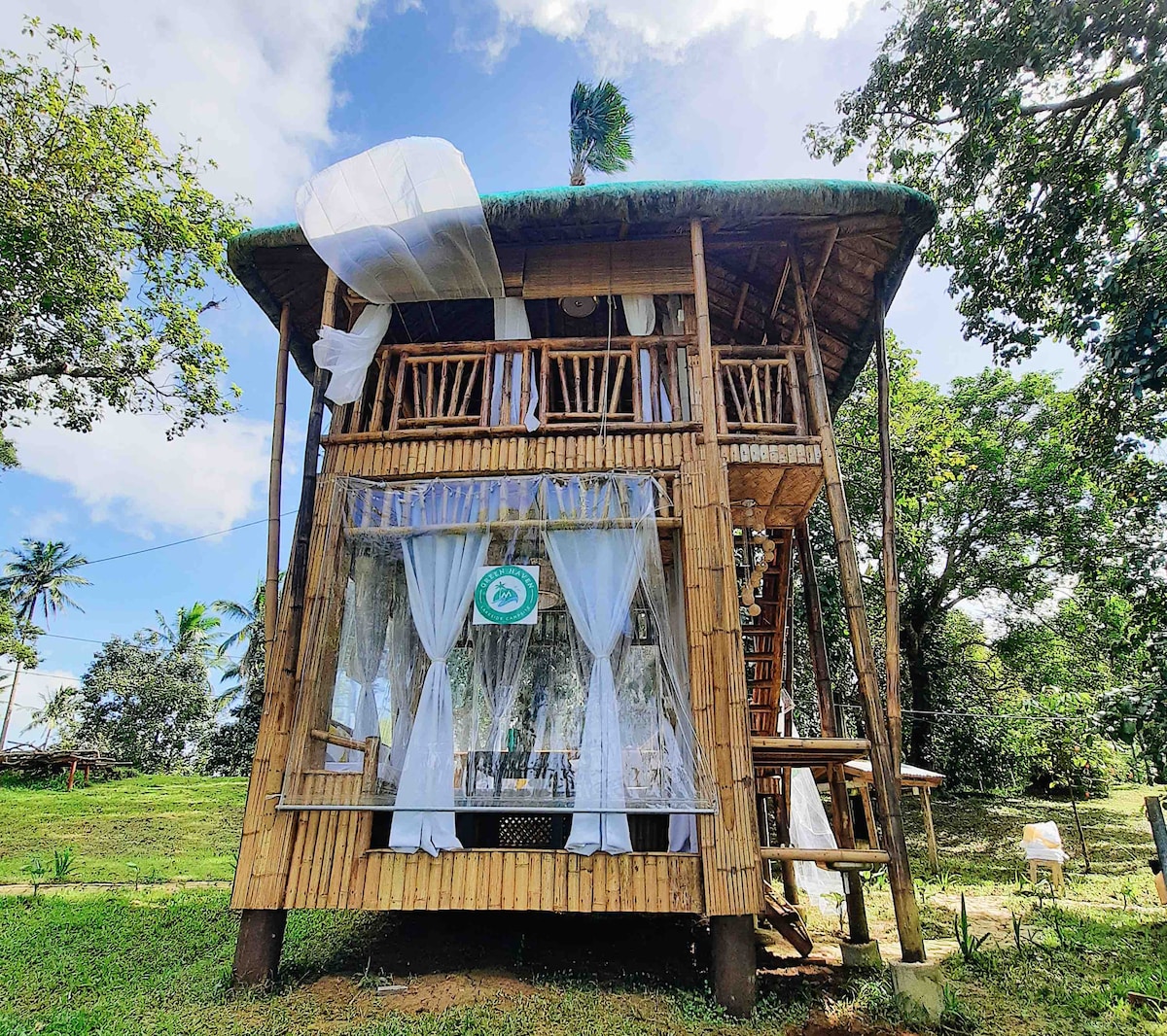 Tiwasay Hut by the Lake in Laguna （豪华露营）