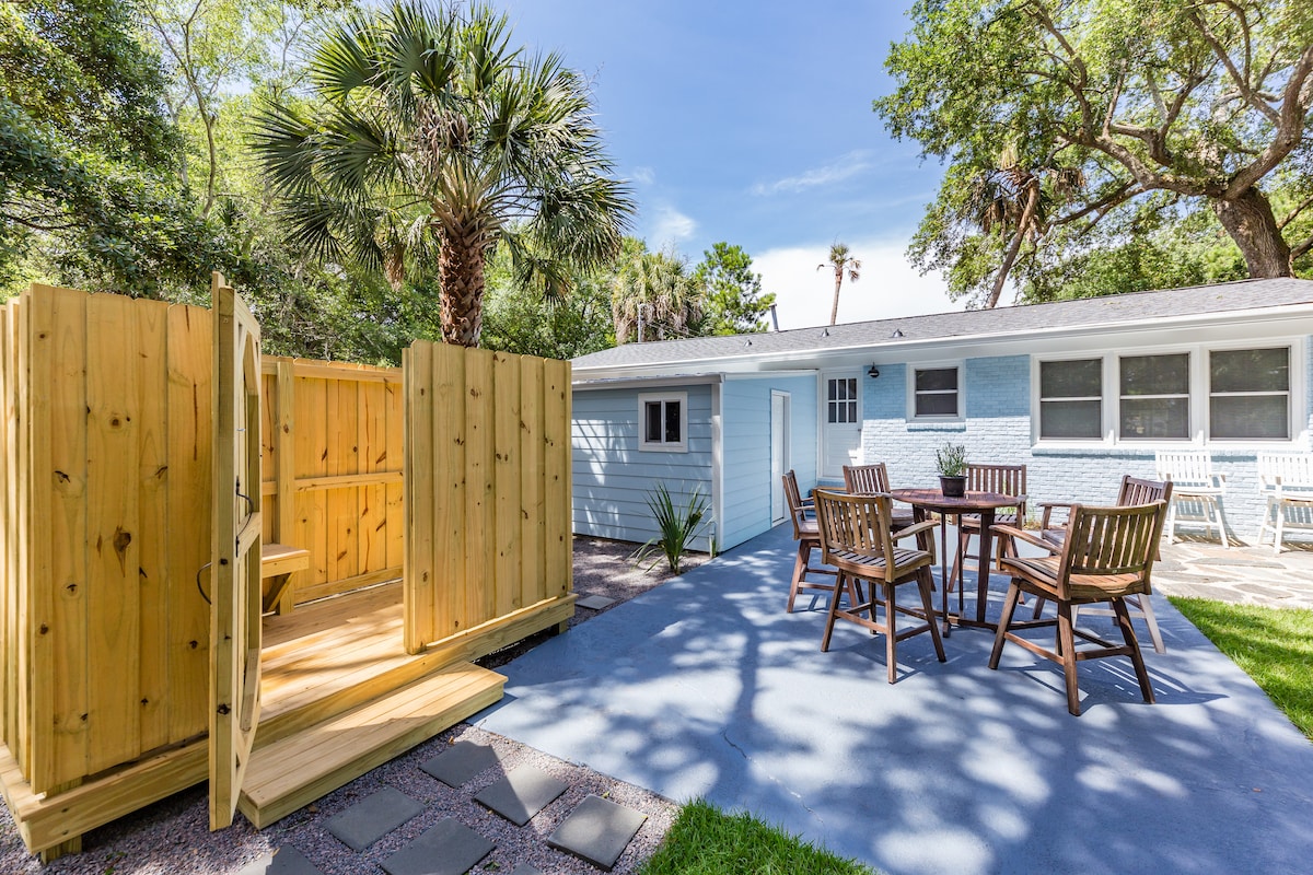 Blue Crab Bungalow *w/ large outdoor shower*