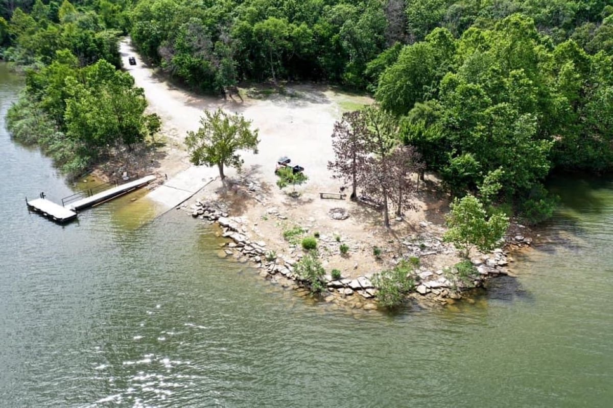 Large lake home 1/2 mi. from boat ramp & dock