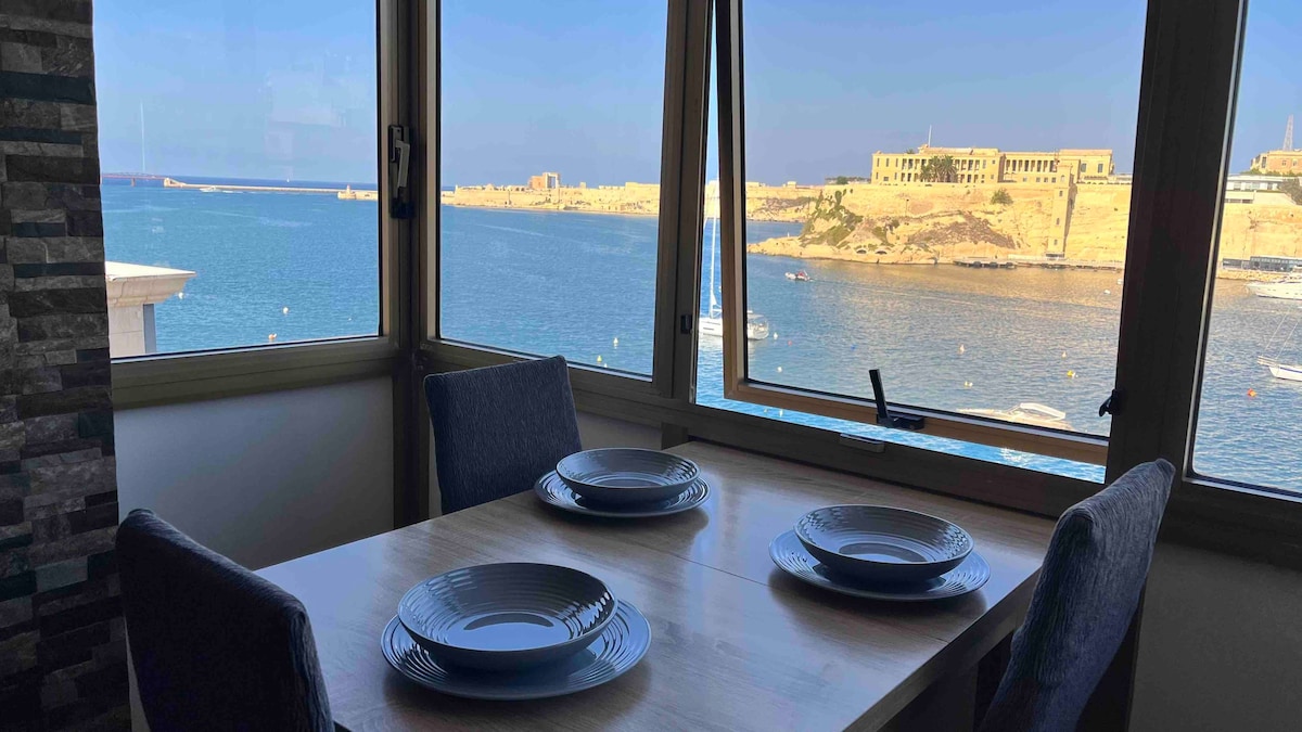 Apartment with a spectacular view in vittoriosa.