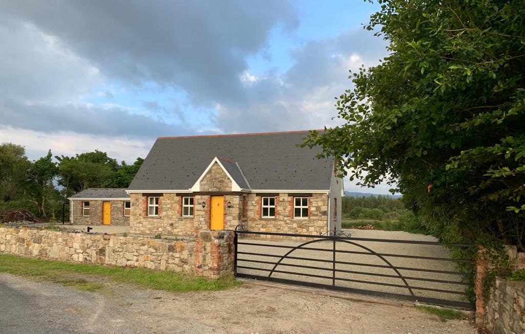 Castlegal Cherry Cottage ，可欣赏山景